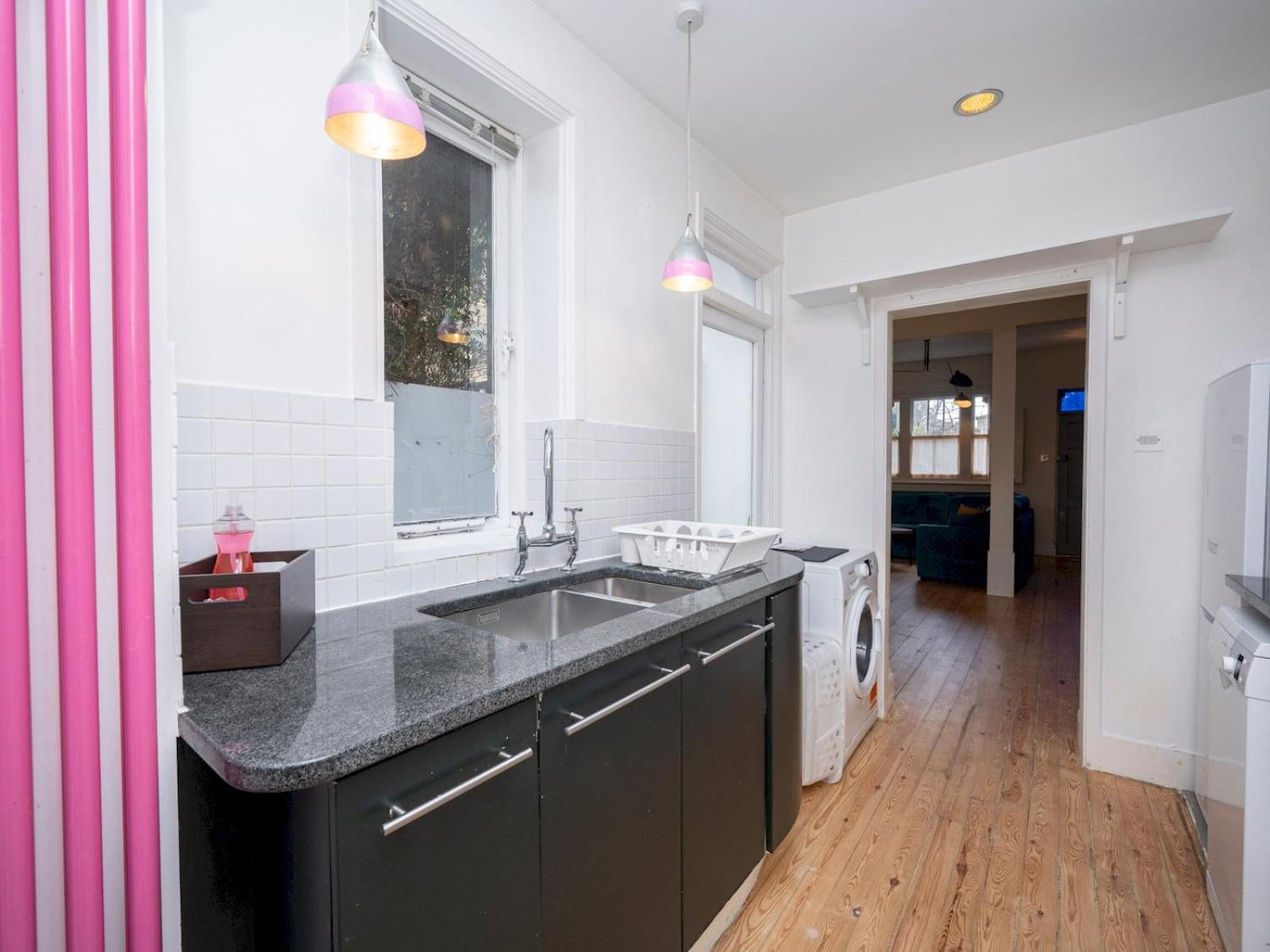 Hébergement de vacances Pass The Keys Airy 1850s Coach House With Private Balcony
